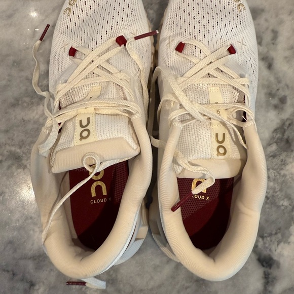 On Running Beige Sneakers with Red Details size 8.5 - Picture 3 of 5